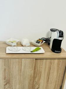 a wooden counter with a coffee maker and a toaster at Casa El Trigal in Colico