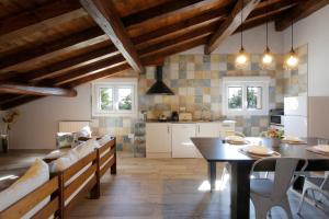 Kuchyň nebo kuchyňský kout v ubytování Ondarbaso Apartamentos Rurales III