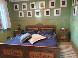 una camera con letto e quadri appesi al muro di Pokoj v zahradě a Hazlov