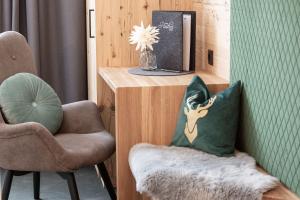 Zimmer mit 2 Stühlen und einem Tisch mit Kissen in der Unterkunft Garni Rustica in Sölden