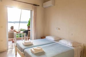 una camera con letto e vista sull'oceano di Galini Studios and Apartments a Lassi