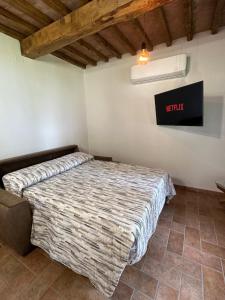 um quarto com uma cama e uma placa na parede em Agriturismo Iride em Bolsena