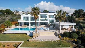 widok z lotu ptaka na dom z basenem w obiekcie Blue Sky Mallorca Luxury Villa w mieście Andratx