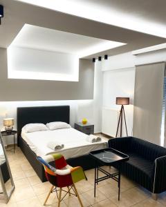 - une chambre avec un lit et un canapé dans l'établissement Central appartment3 with parking, à Larissa