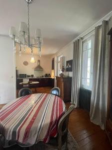 Cette chambre comprend un lit avec des chaises et une table. dans l'établissement Jolie maison quartier Vesone, à Périgueux