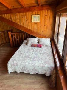 - une chambre avec un lit dans une cabane en bois dans l'établissement Medulillas 1 Casa a 2000 m de Las Médulas, à Yeres