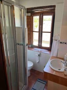 La salle de bains est pourvue d'une douche, de toilettes et d'un lavabo. dans l'établissement Medulillas 1 Casa a 2000 m de Las Médulas, à Yeres