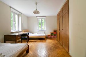 um quarto com uma secretária e uma cama e uma secretária em House with Garden Królowej Jadwigi street em Cracóvia