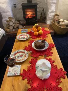 una mesa de madera con una comida de Navidad en Bwthyn Heddwch - Peace Cottage, en Machynlleth
