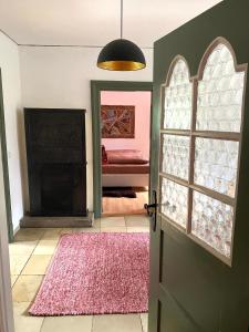 eine offene Tür zu einem Wohnzimmer mit einem roten Teppich in der Unterkunft 1 - 2 Zimmer in historischem Altstadthaus in Freudenstadt