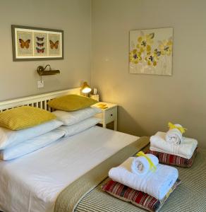 Ellen House Bed and Breakfast في ماتلوك: سريرين في غرفة عليها مناشف