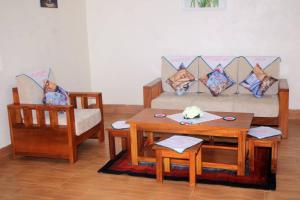 uma sala de estar com um sofá e uma mesa em Centre d'Accueil Casa dell'Annunciazione Rusizi- Kamembe- Cyangugu -Rwanda em Cyangugu