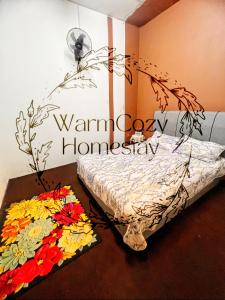 um quarto com uma cama com flores no chão em Homestay Retail House Tol Exit Plus Bukit Beruntung em Kampung Sungia Buaya
