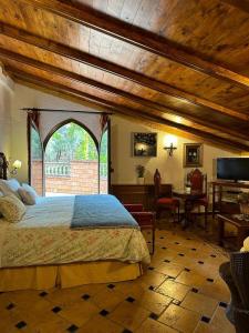 a bedroom with a bed and a table in a room at Hotel Rural Convento Santa Maria de la Sierra in Arroyo Frio