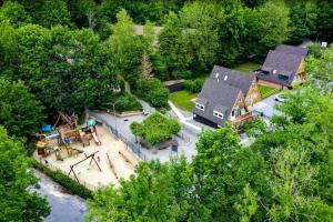 una vista aérea de una casa con un parque en Vakantiehuisje in het bos, en Durbuy