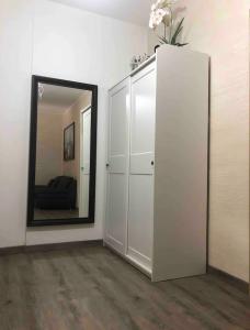 Habitación con espejo y armario blanco. en Casa Alessio, en Cesano Maderno