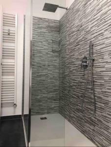 y baño con ducha y pared de ladrillo. en Casa Alessio, en Cesano Maderno