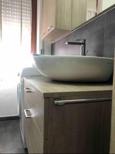 La salle de bains est pourvue d'un lavabo au-dessus d'un comptoir. dans l'établissement Casa Alessio, à Cesano Maderno