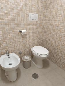 ein Bad mit einem WC und einem Waschbecken in der Unterkunft LoChaletCivico47 in Rom