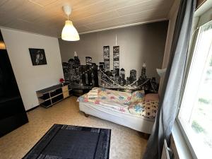 Llit o llits en una habitació de Bungalow Östavall Skogsvägen 20