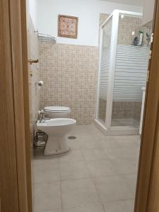 ein Bad mit einem WC und einer Dusche in der Unterkunft LoChaletCivico47 in Rom