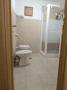 un bagno con wc e doccia di LoChaletCivico47 a Roma Altre 12 foto