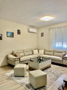 Seating area sa Adra's apartment