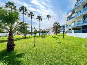 um parque com palmeiras em frente a um edifício em PUSHE Castell de Ferro Beach & Tradition 2 em Castell de Ferro