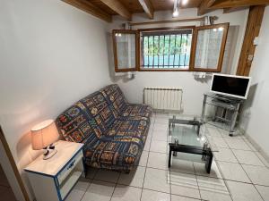 salon z kanapą i telewizorem w obiekcie GITE DES PHARES - Day Cruise en bateau privé, pêche en mer, et visite guidée des Chateaux du Médoc w mieście Lesparre-Médoc