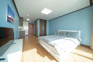 Postel nebo postele na pokoji v ubytování Namhae Season Hotel