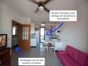 Casa Venera. Bella, zona centrale في بيزا: غرفة معيشة مع أريكة أرجوانية وطاولة
