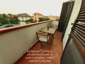 a balcony with a table and chairs on a balcony at Casa Venera. Bella, zona centrale in Pisa