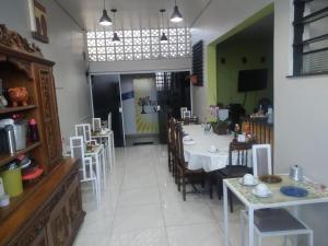 a dining room with a table and chairs and a room at Hotel Ype de São Carlos in São Carlos