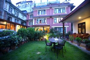 Garður fyrir utan Hotel Amaryllis Kathmandu