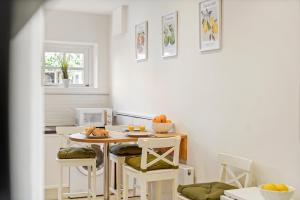 - une cuisine avec une table et des chaises dans la chambre dans l'établissement 3 Bedroom Mews Home - Clapham Common - Free Private Parking - Sleeps 5 - Newly Refurbished - Sweetpea & Pillow Properties, à Londres