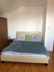 um quarto com uma cama grande e uma almofada verde em Sarajevo View Apartment em Sarajevo