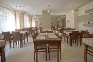 Reštaurácia alebo iné gastronomické zariadenie v ubytovaní Willa Park