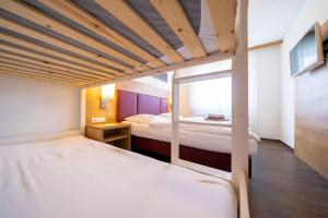 a bedroom with two beds and a window at Feldberg Domizil - Residenz Grafenmatt in Rinken