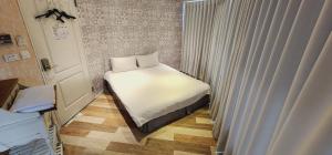 Voodi või voodid majutusasutuse 慶爾喜旅館長沙館Cheers Loft Self Check-in Hotel toas