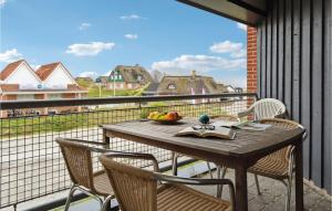 a table and chairs on a balcony with a view at Fan Bad, Lejl, 105 in Fanø