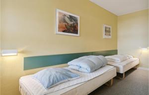 Habitación con 2 camas y almohadas. en Fan Bad, Lejl, 105, en Fanø