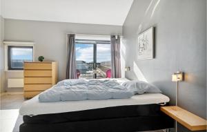 1 dormitorio con cama y ventana en Fan Bad, Lejl, 52, en Fanø