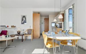 uma cozinha e sala de jantar com mesa e cadeiras em Fan Bad, Lejl, 75 em Fanø