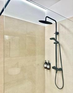 een douche met een glazen deur in de badkamer bij LA GRAMA V, comodidad y excelente ubicación in Breña Alta