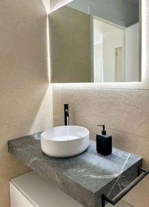 een badkamer met een wastafel en een spiegel bij LA GRAMA V, comodidad y excelente ubicación in Breña Alta