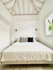 een slaapkamer met een groot wit bed in een kamer bij LA GRAMA V, comodidad y excelente ubicación in Breña Alta