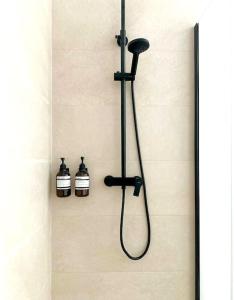 una doccia con soffione e 2 bottiglie di LA GRAMA V, comodidad y excelente ubicación a Breña Alta