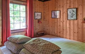 En eller flere senger på et rom på Amazing Home In Mandal With Wifi
