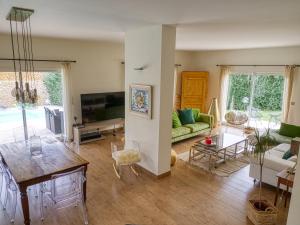 een woonkamer met een bank en een tafel bij Magnifique Villa MY in Saint-Saturnin