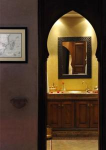 a bathroom with a sink and a mirror at Riad En exclusivité a 99 euros avec 5 chambres in Marrakesh